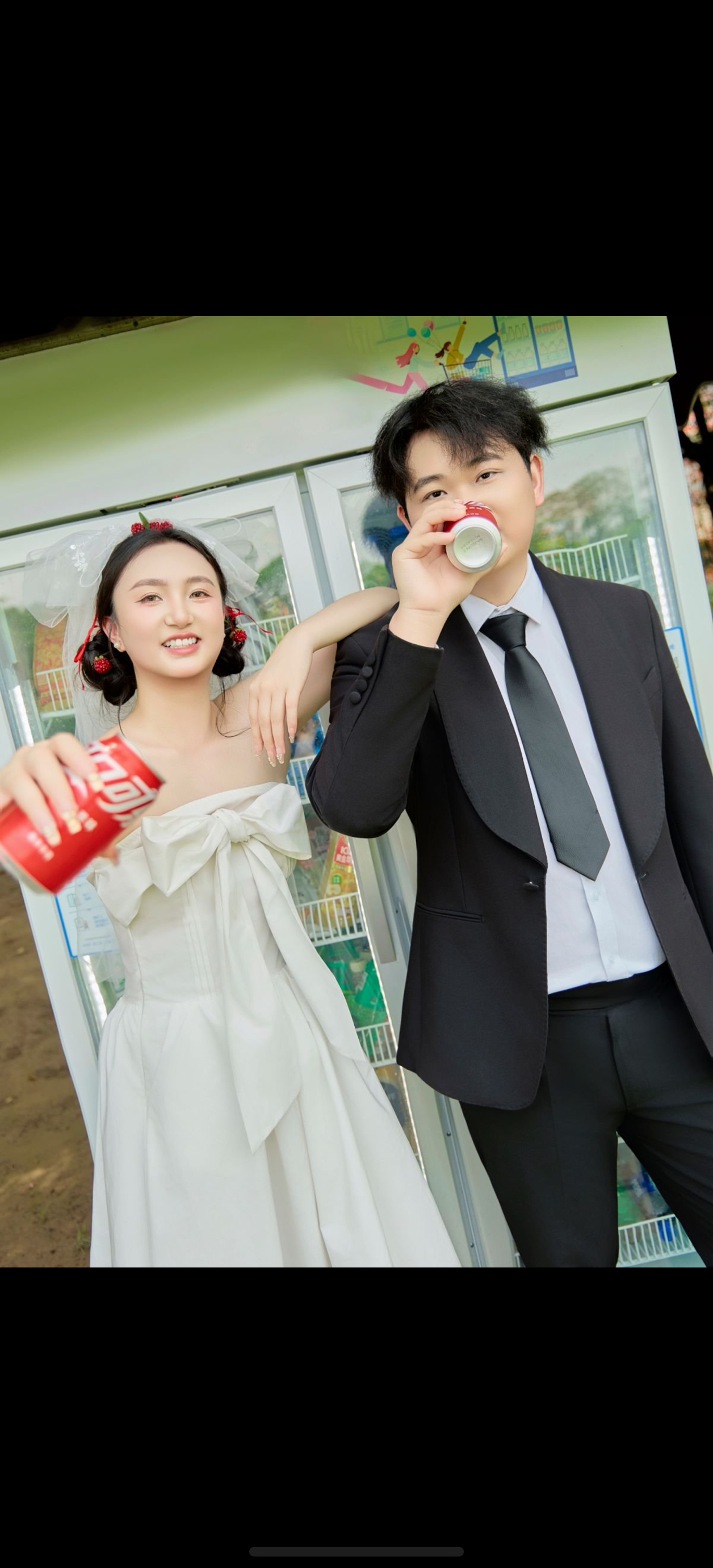 新人举杯庆祝